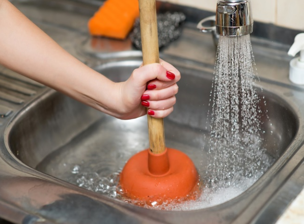 Cách thông bồn rửa chén bị nghẹt thức ăn bằng nước nóng